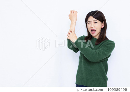 A woman in her 40s suffering from dry skin A woman in her 40s suffering from dry skin 109389496