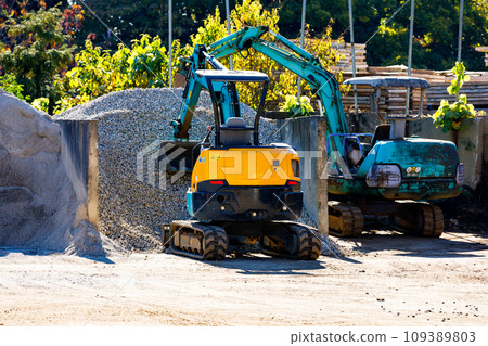 heavy excavator 109389803