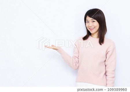 A woman in her 40s making an introduction 109389960