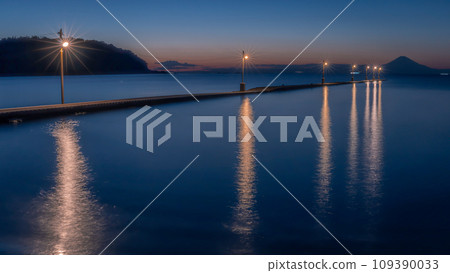 Sunset view of the pier and Mt. Fuji 109390033