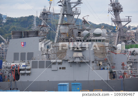 飛彈驅逐艦本福德號正在橫須賀海軍基地進行維修 飛彈驅逐艦本福德號正在橫須賀海軍基地進行維修 109390467