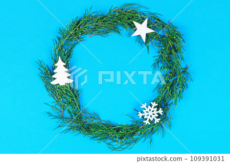 christmas or new year composition. christmas round frame made of winter decoration on blue background with copy space for text. holiday and celebration concept. flat lay. top view 109391031