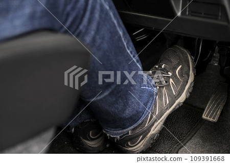 操作煞車的腳 109391668