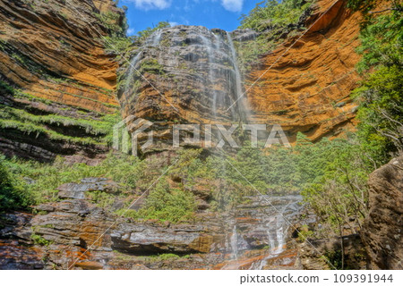 瀑布從懸崖上滴下來 109391944