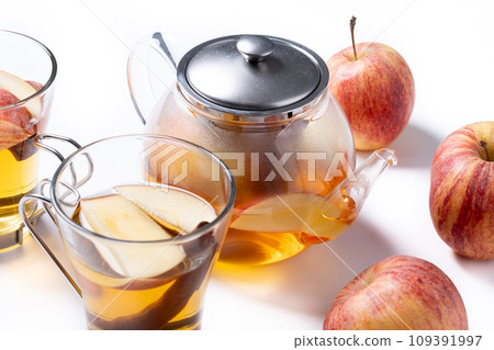Autumn hot apple drink with spices isolated on white background 109391997
