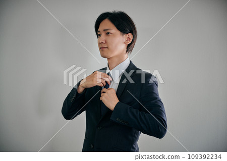 一個穿著西裝並做好準備的年輕人 一個穿著西裝並做好準備的年輕人 109392234