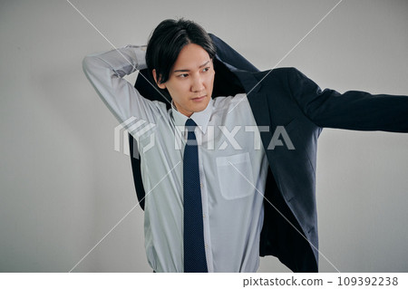 一個穿著西裝並做好準備的年輕人 一個穿著西裝並做好準備的年輕人 109392238