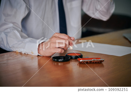 年輕人的手在文件上蓋章 年輕人的手在文件上蓋章 109392251