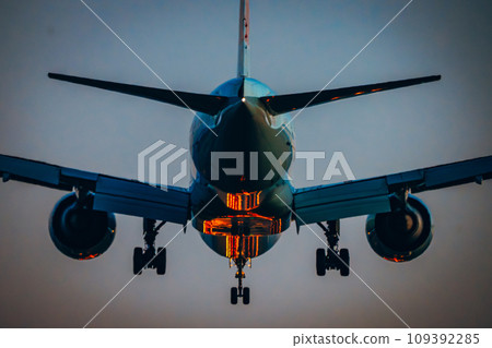 夜間,一架客機在反射進場燈的情況下著陸 夜間,一架客機在反射進場燈的情況下著陸 109392285