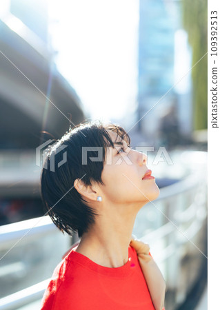 一個女人在城市裡仰望天空 109392513