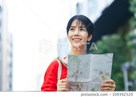 拿著地圖的女性旅遊觀光 拿著地圖的女性旅遊觀光 109392520