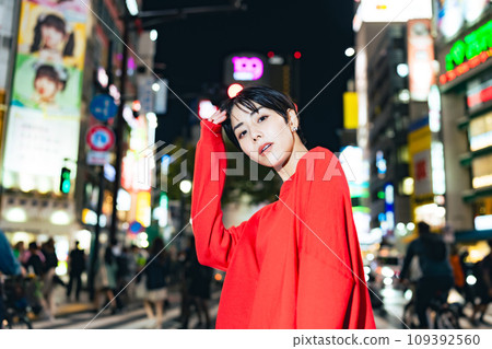 女性夜景人像街拍 109392560