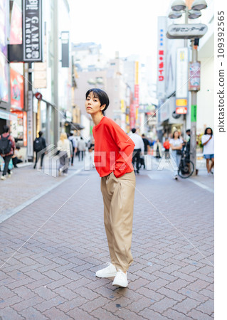 Women's fashion portrait street snap 109392565