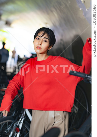 Women's fashion portrait street snap 109392566