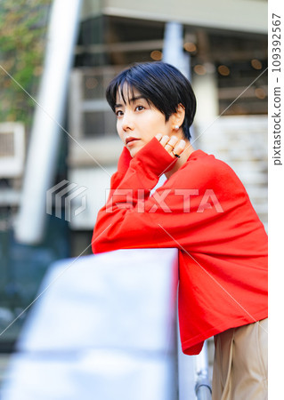 Women's fashion portrait street snap 109392567