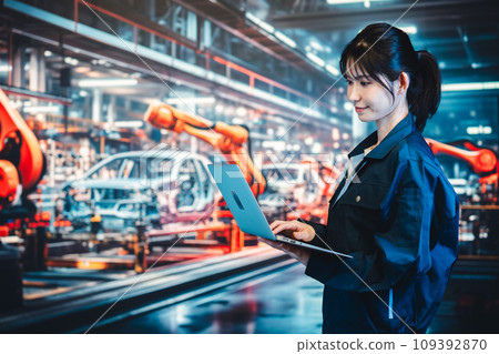 在工廠生產線上使用電腦的年輕婦女 109392870