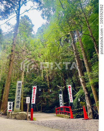 Sarutahiko Mikawa Shrine, where you can feel the power of the torii gate and clear stream Sarutahiko Mikawa Shrine, where you can feel the power of the torii gate and clear stream 109392982