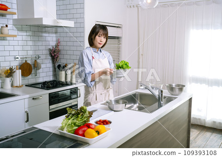 做沙拉的婦女在廚房裡 做沙拉的婦女在廚房裡 109393108