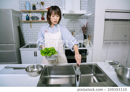做沙拉的婦女在廚房裡 109393110