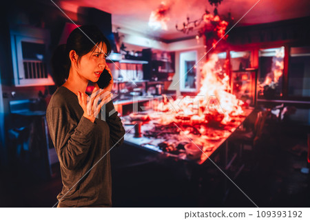 一名年輕女子向消防局通報火災 109393192