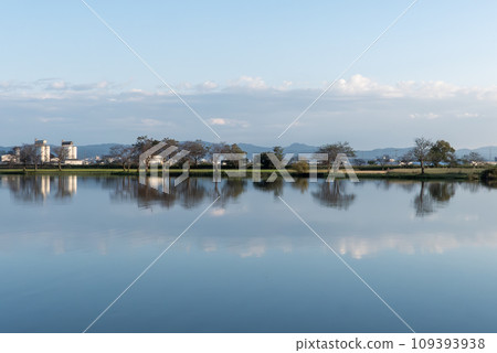Kusatsu City, Shiga Prefecture, quiet lakeside, water mirror of Lake Hirako 109393938
