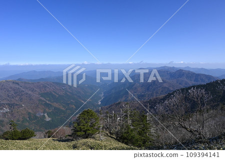 Clear skies in the mountains and valleys Clear skies in the mountains and valleys 109394141