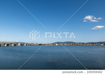 滋賀縣大津市琵琶湖的秋日美景 滋賀縣大津市琵琶湖的秋日美景 109394482