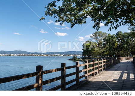 滋賀縣大津市琵琶湖的秋日美景 滋賀縣大津市琵琶湖的秋日美景 109394483