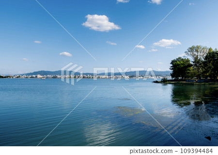 滋賀縣大津市琵琶湖的秋日美景 滋賀縣大津市琵琶湖的秋日美景 109394484