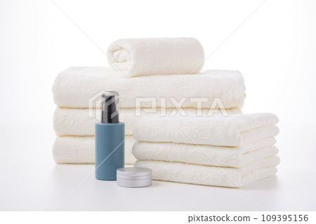 Soft white towels and beauty products that are gentle on the skin Soft white towels and beauty products that are gentle on the skin 109395156
