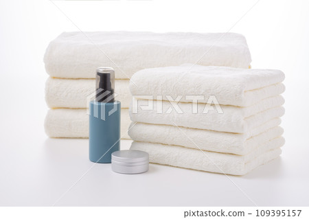 Soft white towels and beauty products that are gentle on the skin Soft white towels and beauty products that are gentle on the skin 109395157