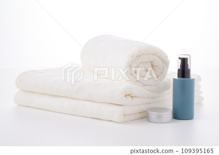 Soft white towels and beauty products that are gentle on the skin Soft white towels and beauty products that are gentle on the skin 109395165