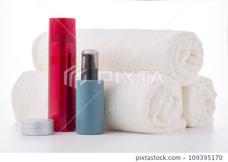 Soft white towels and beauty products that are gentle on the skin Soft white towels and beauty products that are gentle on the skin 109395170