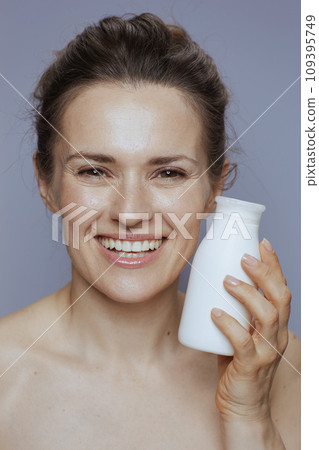 Portrait of smiling woman 109395749