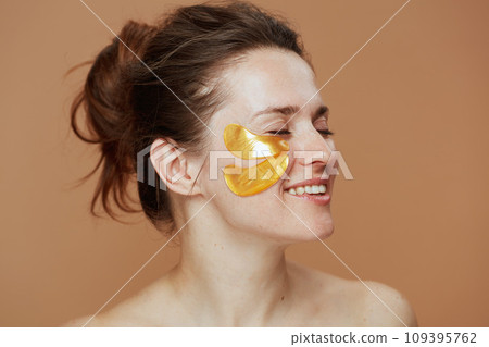 smiling modern 40 years old woman with eye patches 109395762
