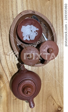 Claypot tea and two cups of tea on the wooden table 109395960