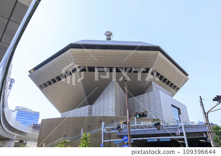 難波 Hatch、湊町河廣場在大阪市浪速區藍天的襯托下熠熠生輝 109396644