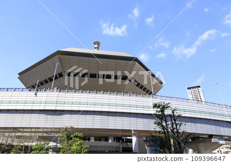 難波 Hatch、湊町河廣場在大阪市浪速區藍天的襯托下熠熠生輝 109396647