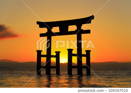 [滋賀縣]白須神社的鳥居湖和今年的第一個日出 109397010