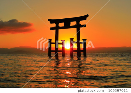 [滋賀縣]白須神社的鳥居湖和今年的第一個日出 109397011