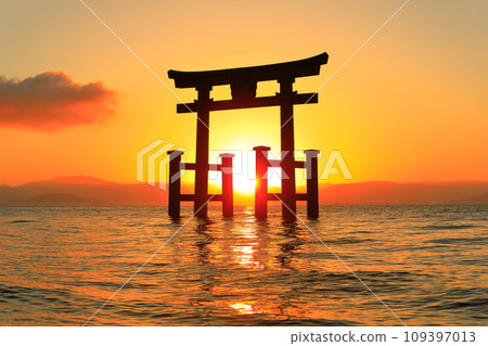 [滋賀縣]白須神社的鳥居湖和今年的第一個日出 109397013