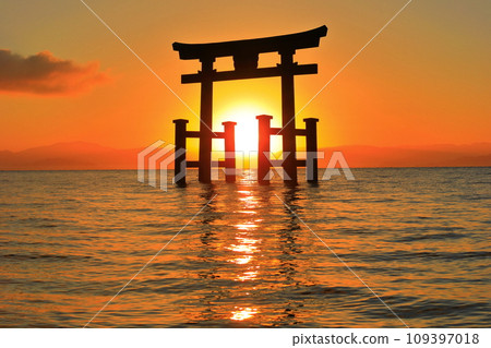 [滋賀縣]白須神社湖中的大鳥居與朝陽 109397018