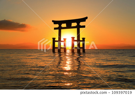 [滋賀縣]白須神社的鳥居湖和今年的第一個日出 109397019