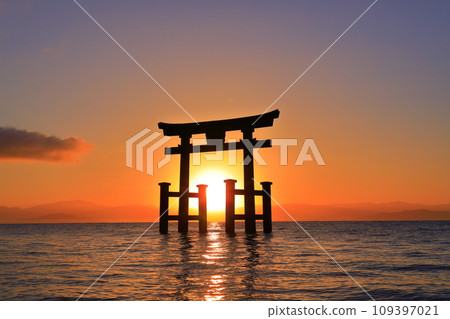 [滋賀縣]白須神社湖中的大鳥居與朝陽 109397021