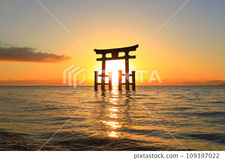 [滋賀縣]白須神社的鳥居湖和今年的第一個日出 109397022