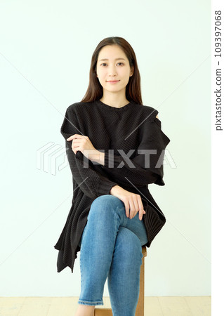 black knit woman 109397068