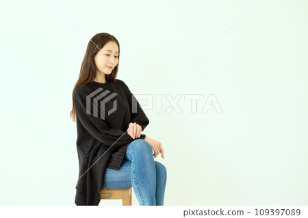 black knit woman black knit woman 109397089