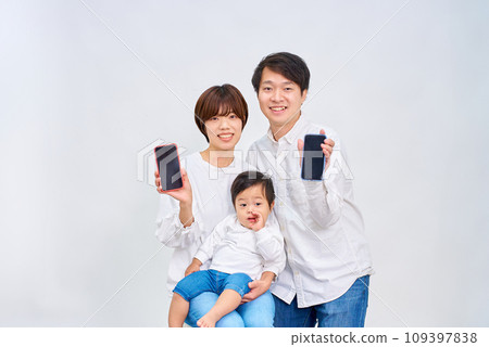 顯示智慧型手機螢幕的家庭 109397838