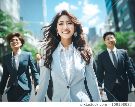 藍天和微笑的女商人 109398923