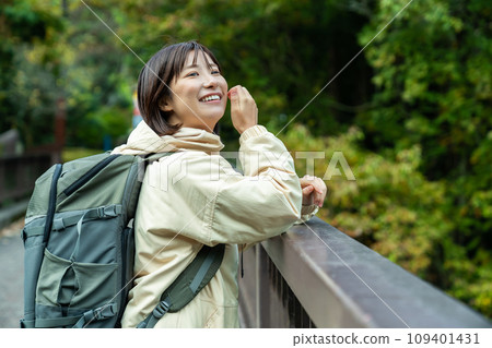 一個女人享受徒步旅行 一個女人在度假時在山裡提神 109401431